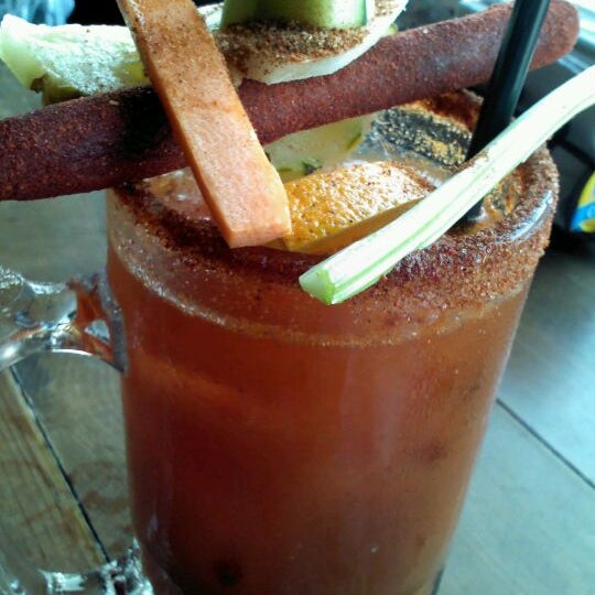 La michelada Soberbia trae zanahorias, apios, piñas, tamarindo, salsas.. trae de todo.