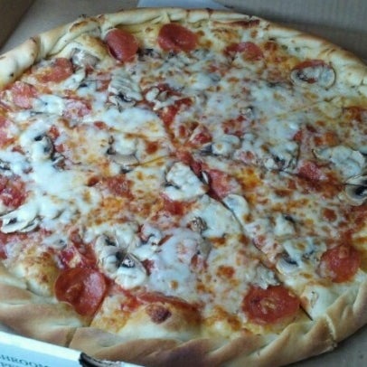 Foto tomada en Moonlight Pizza Company  por Brandon G. el 6/25/2012