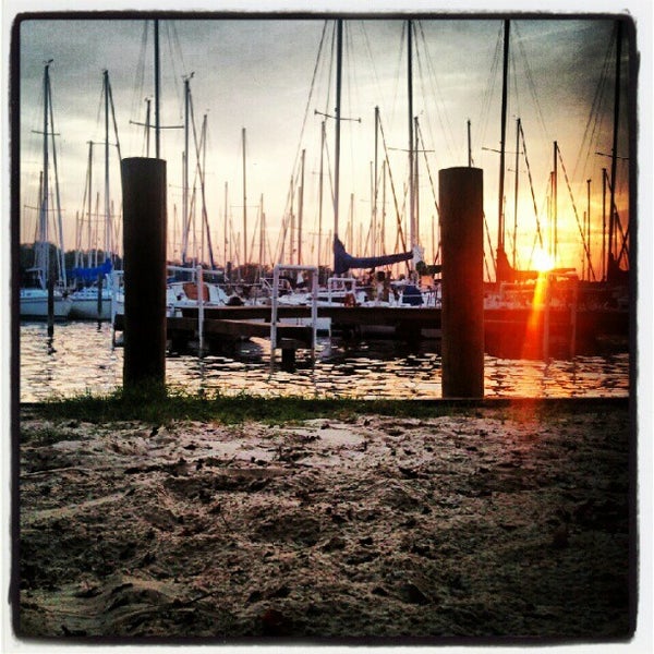 Foto diambil di Sunset Cove oleh Ramon S. pada 8/5/2012