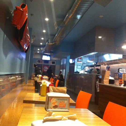 3/5/2012 tarihinde Mandy M.ziyaretçi tarafından 67 Burger'de çekilen fotoğraf