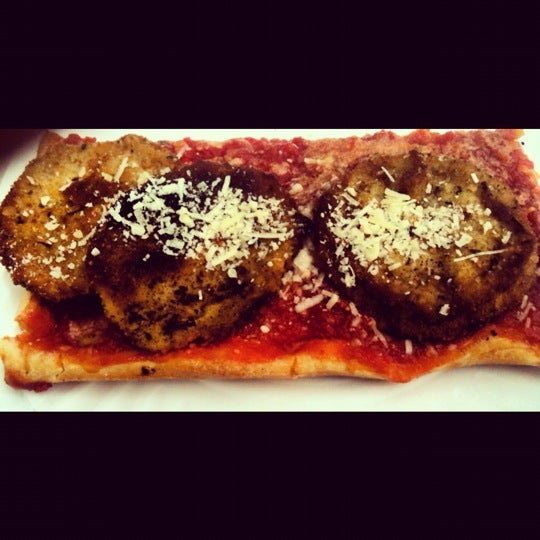 รูปภาพถ่ายที่ Valducci&#39;s Pizza and Catering โดย Chelle . เมื่อ 3/21/2012