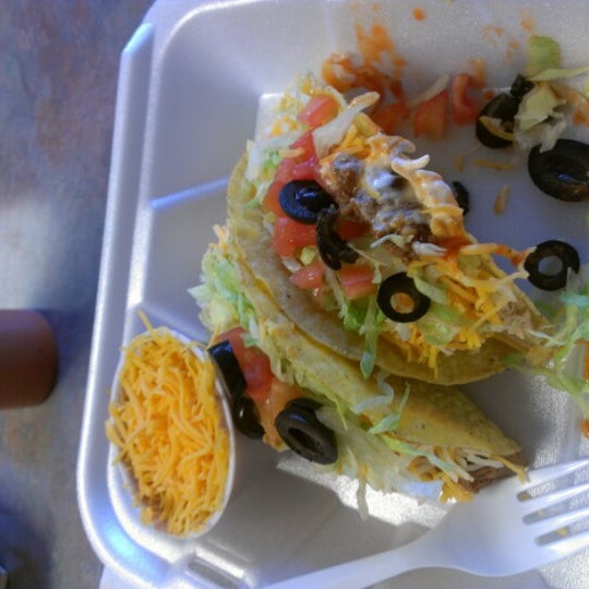 รูปภาพถ่ายที่ Roscoe&#39;s Tacos โดย B เมื่อ 7/4/2012