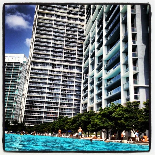 7/29/2012 tarihinde MARziyaretçi tarafından Viceroy Miami Hotel Pool'de çekilen fotoğraf