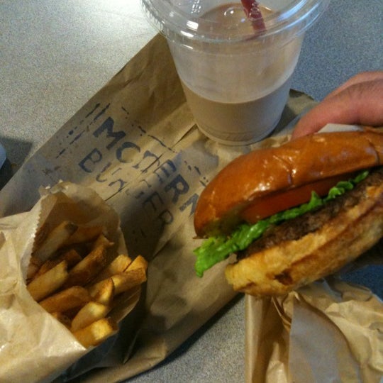 Foto diambil di Modern Burger oleh Francisco M. pada 6/15/2012