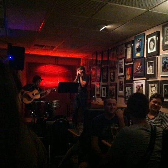Foto diambil di Franco&#39;s Lounge Restaurant &amp; Music Club oleh Valerie R. pada 8/24/2012