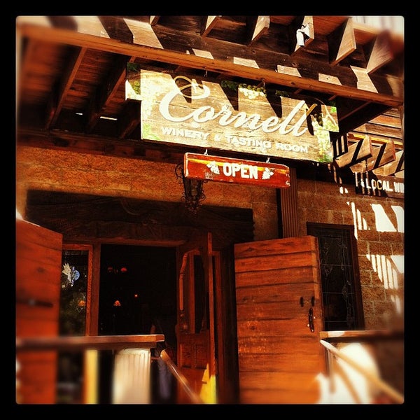 Cornell Winery & Tasting Room Wine Bar in Cornell