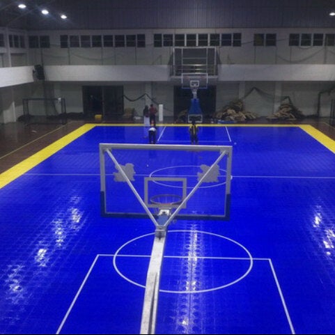 Photo taken at Manna Flooring (Kontraktor Pemasang Lapangan Futsal Di Indonesia) by Bagio W. on 7/19/2012