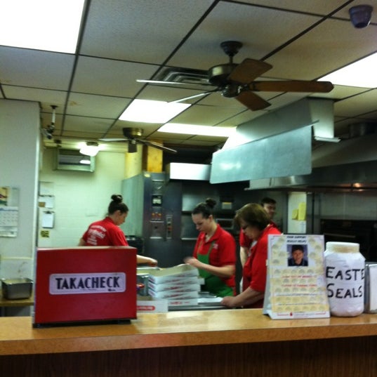 Foto tirada no(a) DiCarlo&#39;s Pizza por Wes W. em 2/27/2012