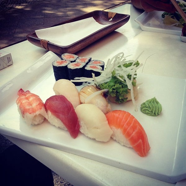 รูปภาพถ่ายที่ Sashimi Sushi Lounge โดย Flavio C. เมื่อ 8/2/2012