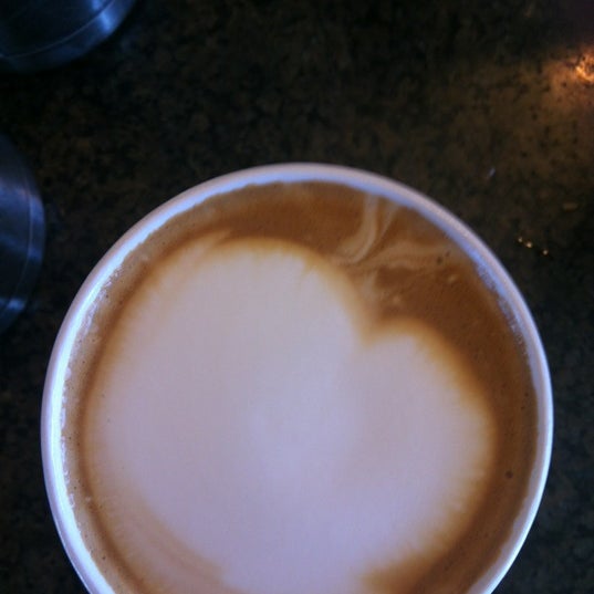 รูปภาพถ่ายที่ Peet&#39;s Coffee &amp; Tea โดย B@nKie T. เมื่อ 6/22/2012