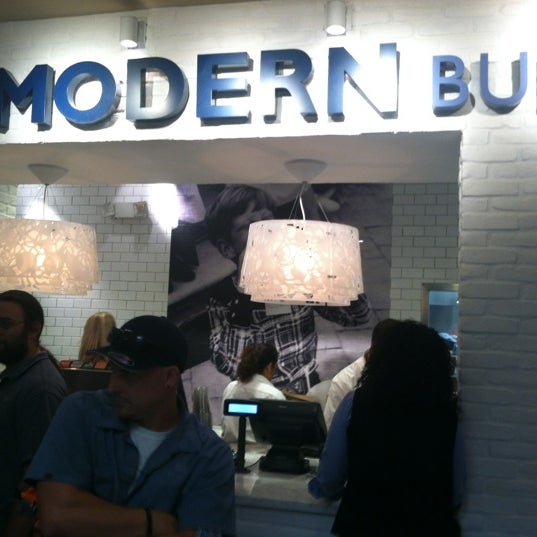 Photo prise au Modern Burger par Mark Q. le6/4/2012