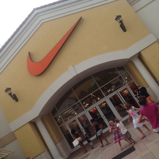 verano Realista Comerciante itinerante Fotos en Nike Factory Store - Tienda de artículos deportivos en Orlando