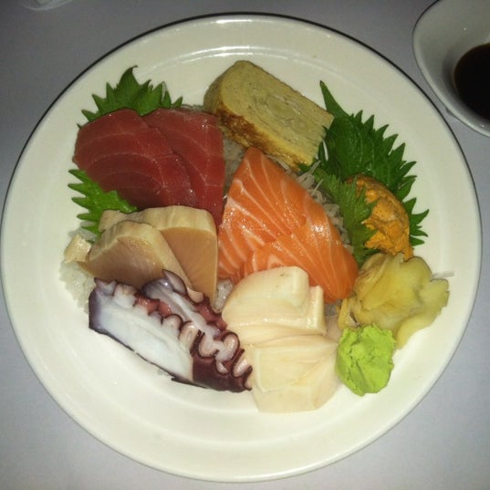 Снимок сделан в Kaenyama Sushi and Yakiniku пользователем Ching-Wen N. 3/20/2012