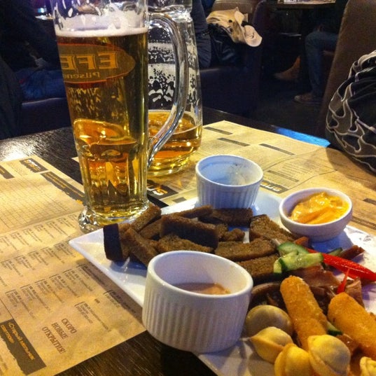 Пиво на столе в баре