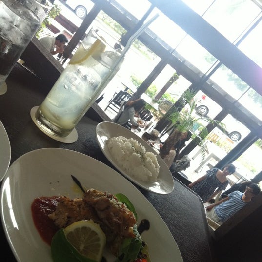 6/9/2012 tarihinde Kumiko I.ziyaretçi tarafından Cafe Terrace NIRAI'de çekilen fotoğraf