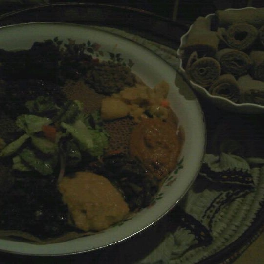 Foto tomada en Abyssinia Ethiopian Restaurant  por Satoshi K. el 3/24/2012