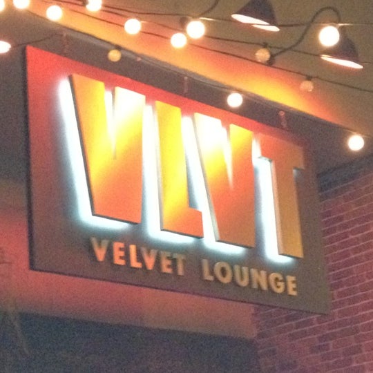 รูปภาพถ่ายที่ VLVT | Velvet Lounge โดย Christine D. เมื่อ 5/11/2012