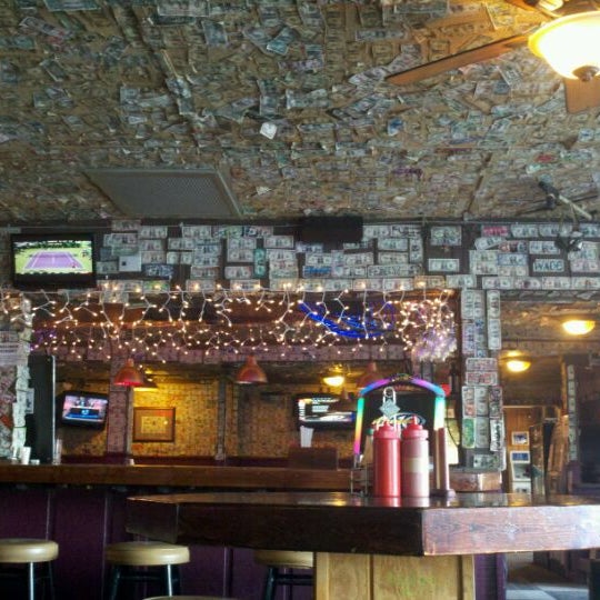 Photo prise au Shuckums Oyster Pub &amp; Grill par Melinda S. le3/28/2012