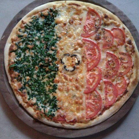 Foto diambil di Cubo Rosso Pizza oleh Cubo R. pada 9/1/2012