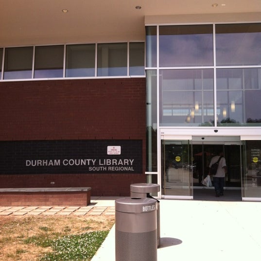 Foto tirada no(a) Durham County Library - South Regional por Rob D. em 5/4/2012