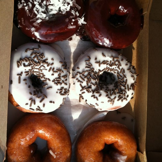 รูปภาพถ่ายที่ Duck Donuts โดย Phil D. เมื่อ 8/19/2012