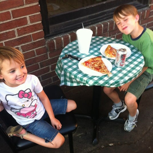 รูปภาพถ่ายที่ Santora&#39;s Pizza โดย Elizabeth F. เมื่อ 8/21/2012
