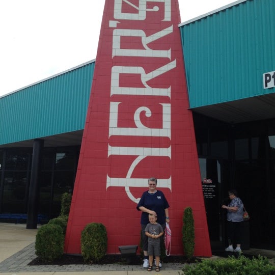 8/14/2012 tarihinde Lauran S.ziyaretçi tarafından Herr&#39;s Snack Factory Tour'de çekilen fotoğraf