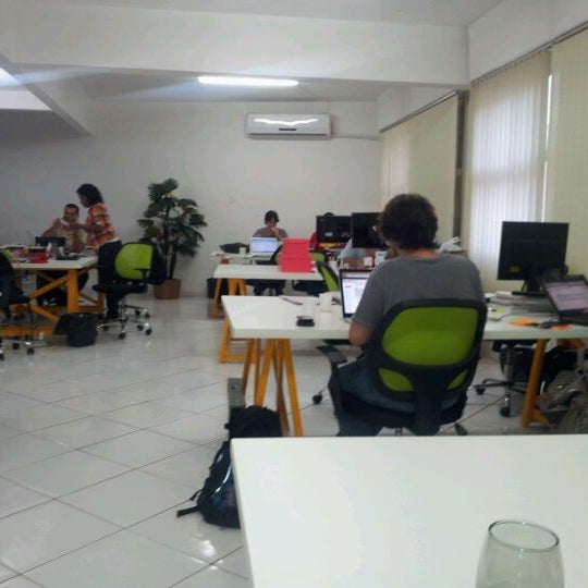 Foto tirada no(a) BeesOffice Espaço de Coworking por Denis W. em 5/29/2012