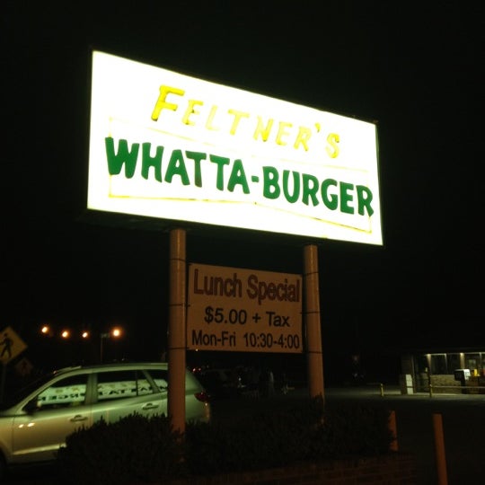 Foto diambil di Feltner&#39;s Whatta-Burger oleh Marcia D. pada 5/5/2012