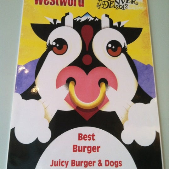 รูปภาพถ่ายที่ Juicy Burgers &amp; Dogs โดย Theo S. เมื่อ 5/13/2012