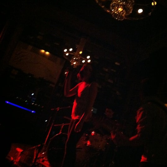 Foto diambil di Hemingway&#39;s Lounge oleh Chad D. pada 4/4/2012