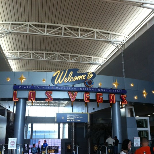 รูปภาพถ่ายที่ &quot;Welcome to Las Vegas&quot; Sign โดย Shared M. เมื่อ 2/16/2012