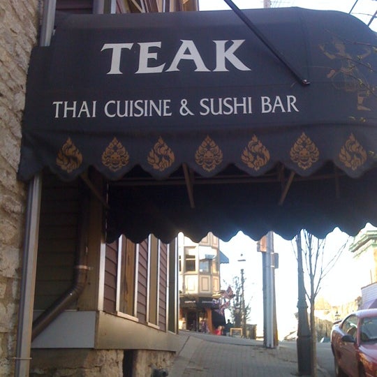 Foto diambil di Teak Thai Cuisine &amp; Sushi Bar oleh TheLastDon154 pada 3/10/2012