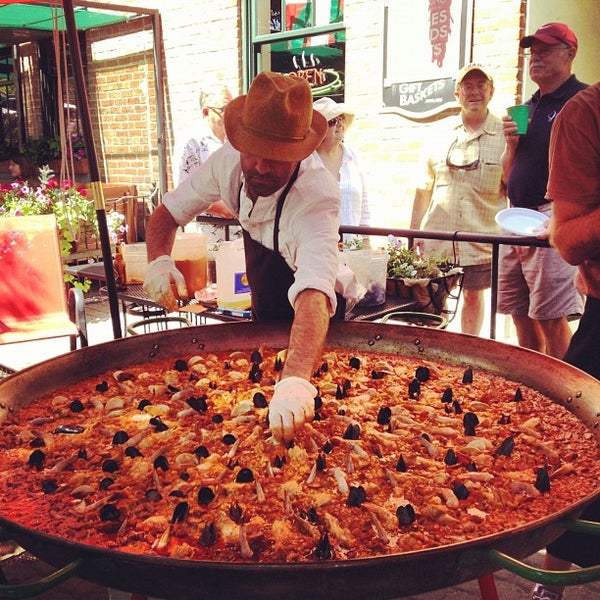 8/5/2012 tarihinde Scott R.ziyaretçi tarafından The Basque Market'de çekilen fotoğraf