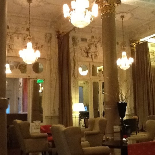 รูปภาพถ่ายที่ Hotel Savoy โดย Pablo C. เมื่อ 5/12/2012