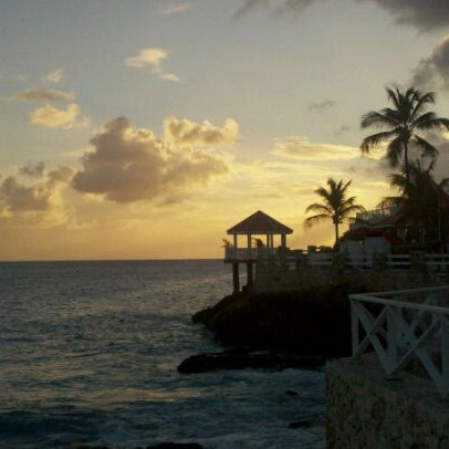Das Foto wurde bei Sonesta Maho Beach Resort, Casino &amp; Spa von Gustavo Magalhaes am 2/27/2012 aufgenommen