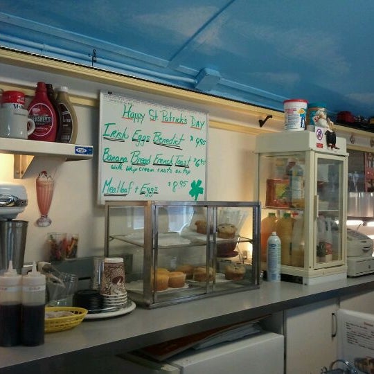 รูปภาพถ่ายที่ The Little Depot Diner โดย Whitney S. เมื่อ 3/17/2012