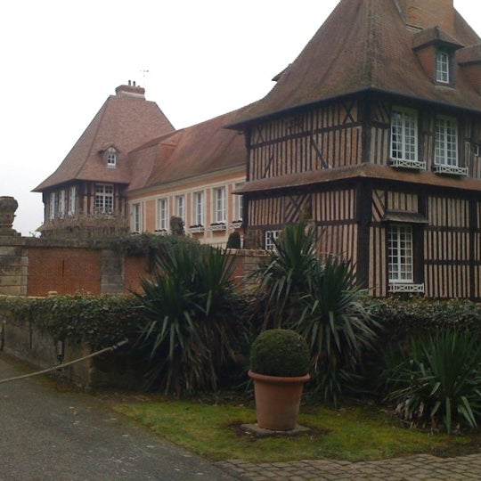 รูปภาพถ่ายที่ Château du Breuil โดย Romain B. เมื่อ 2/27/2012