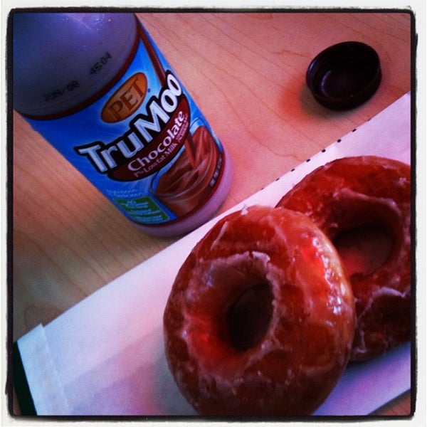6/1/2012 tarihinde Kim F.ziyaretçi tarafından Krispy Kreme Doughnuts'de çekilen fotoğraf