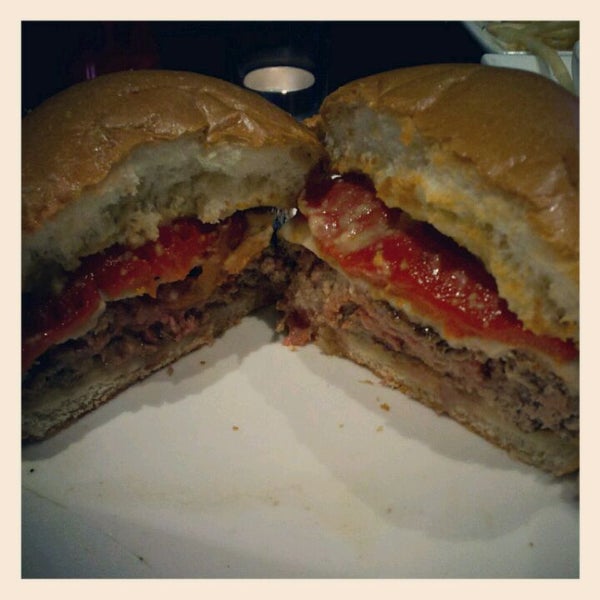 Foto scattata a Eden Burger Bar da ᴡ m. il 6/2/2012