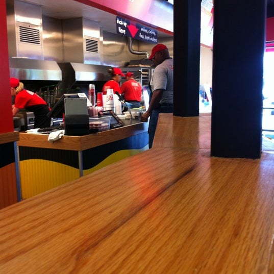 4/20/2012 tarihinde Keith H.ziyaretçi tarafından MOOYAH Burgers, Fries &amp; Shakes'de çekilen fotoğraf