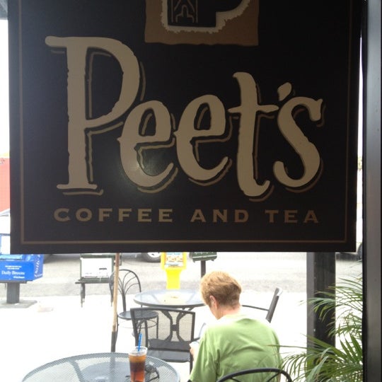 Foto scattata a Peet&#39;s Coffee &amp; Tea da Joanne P. il 8/15/2012