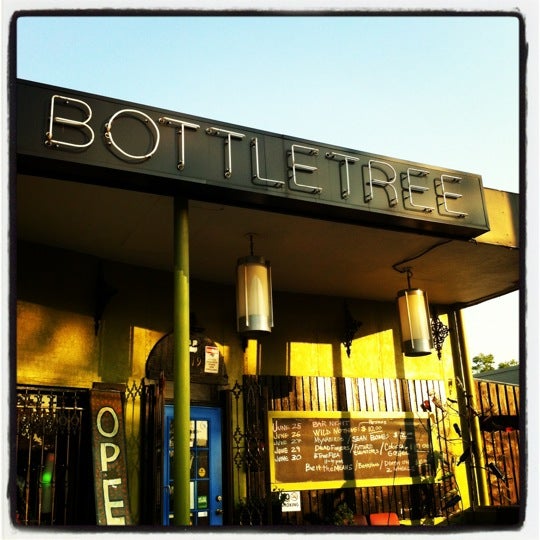 Foto tirada no(a) Bottletree Cafe por Andy G. em 6/29/2012