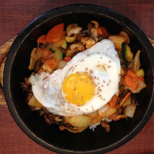 Das Foto wurde bei Dolsot House | K-Town BBQ Korean Restaurant von Chih-Han C. am 5/18/2012 aufgenommen