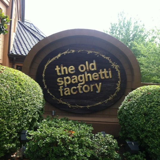 Снимок сделан в The Old Spaghetti Factory пользователем Priyanka P. 8/9/2012