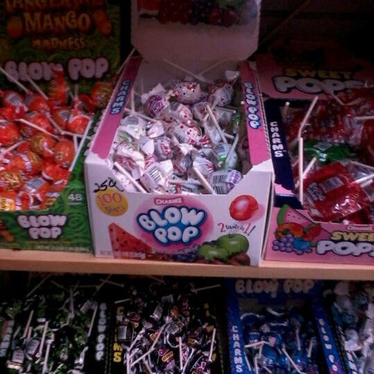 Foto tomada en Boyd&#39;s Retro Candy Store  por Fern W. el 8/7/2012