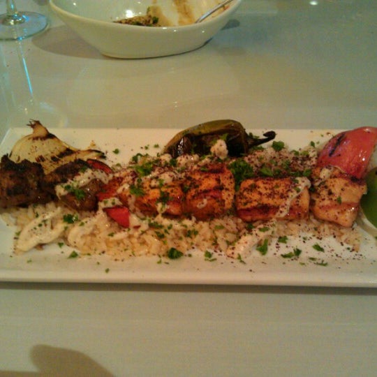 Das Foto wurde bei Harissa Mediterranean Cuisine von Eddie W. am 8/20/2012 aufgenommen