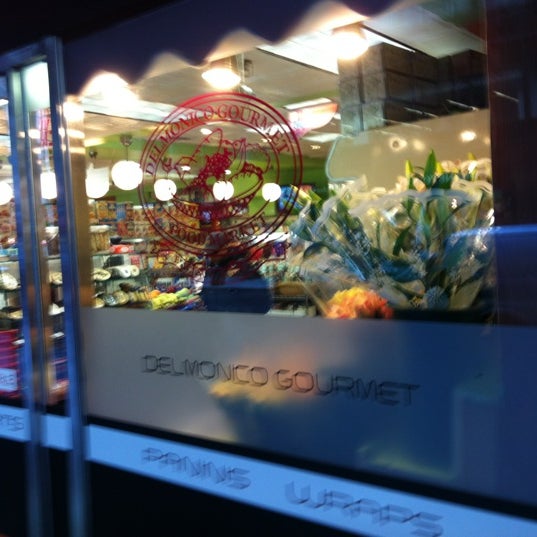 รูปภาพถ่ายที่ Delmonico Gourmet Food Market โดย Hector B. เมื่อ 4/2/2012