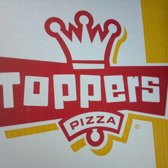 Foto tirada no(a) Toppers Pizza por Lori A. em 7/6/2012