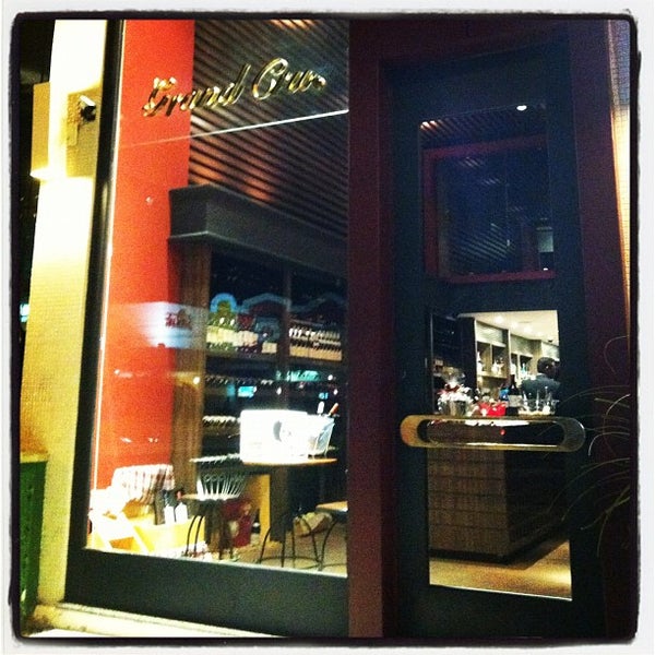 รูปภาพถ่ายที่ D&#39;Vinos - Wine Store โดย André L. เมื่อ 7/24/2012